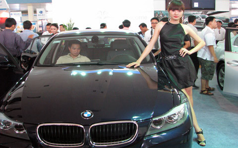 Doanh nghiệp ôtô dài cổ chờ được cứu