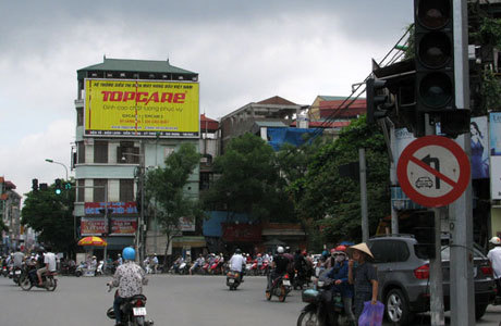 Hà Nội: Nhiều đèn tín hiệu giao thông tê liệt