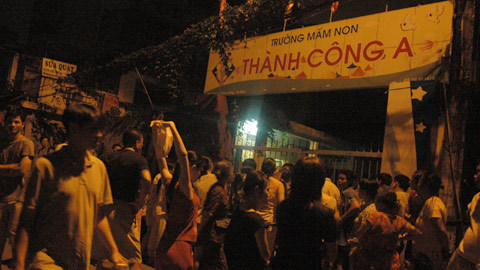 80 tuổi, trắng đêm chầu chực xin học