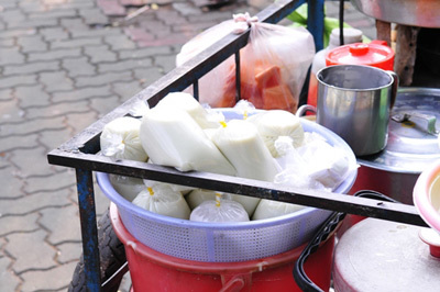 Thận trọng với sữa đậu nành “đặc” bán rong