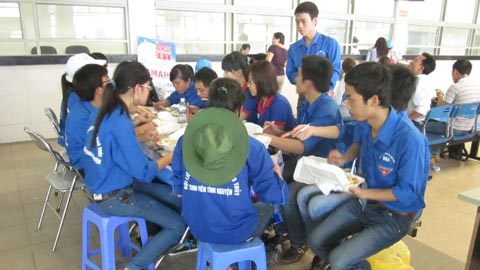 Bóng áo xanh giữa trời nắng gắt