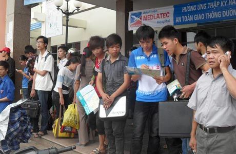 Sĩ tử nườm nượp dồn về các bến xe Hà Nội