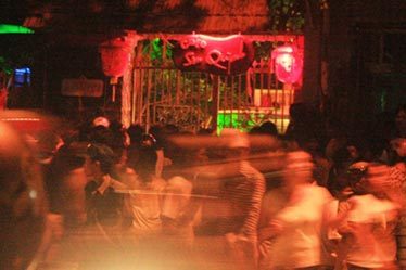 Nóng trong ngày: Đọ súng trên phố