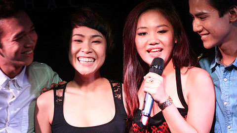 Uyên Linh chúc mừng á quân Idol Văn Mai Hương