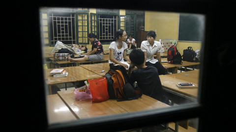 Ngủ qua đêm ở... phòng thi