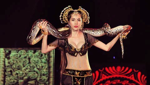 Thủy Tiên ôm trăn sống lên sân khấu, thắng điểm tuyệt đối!
