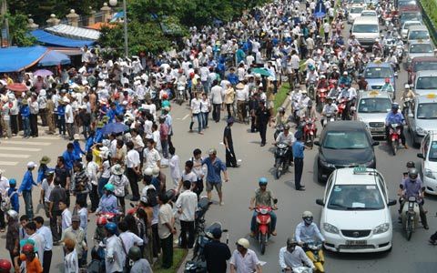 Hà Nội: Ùn tắc sau buổi thi đầu