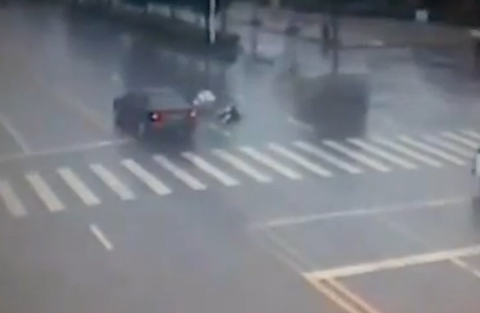 Clip cô gái băng qua đường bị ô tô đâm trực diện