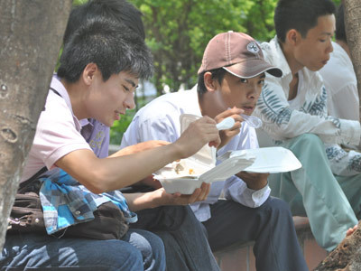 Nở rộ cơm miễn phí cho sĩ tử