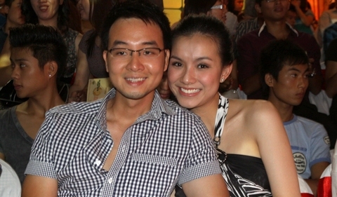 Vợ chồng HH Thùy Lâm tình tứ như mới yêu