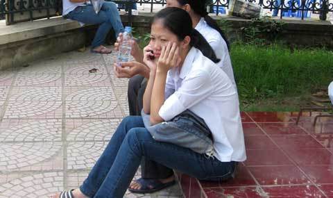 Giờ nghỉ trưa đơn độc của các sĩ tử