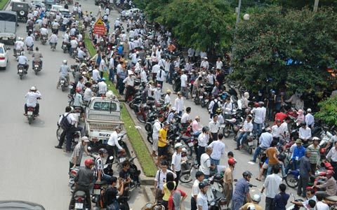 Nóng trong ngày: Dùng bật lửa soi... bình xăng