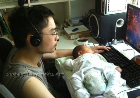 Chùm ảnh: Kì quặc những ông bố nghiện game