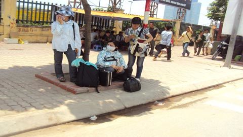 Sĩ tử nhễ nhại đội nắng về quê
