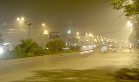 Hà Nội: Khó chịu vì khói mù bao phủ