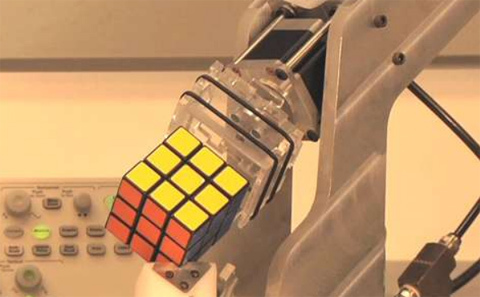 Clip robot xếp khối Rubik trong vòng 15 giây