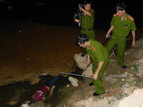 Phát hiện xác chết bất thường dưới hồ nước