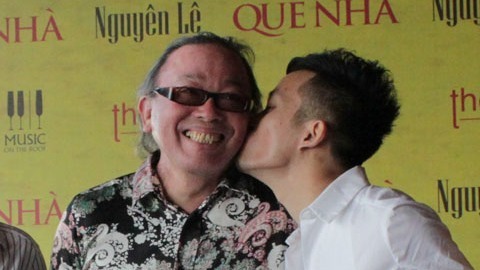 Tùng Dương hôn Nguyên Lê vì ngưỡng mộ