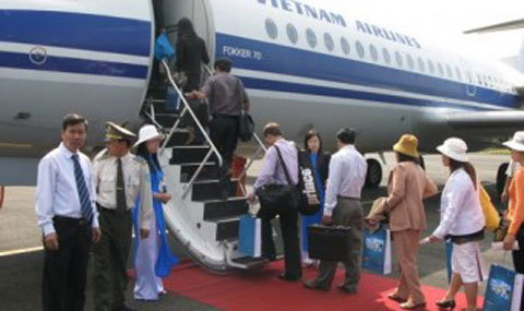 Nam tiếp viên hàng không bị đại gia 'gạ gẫm'