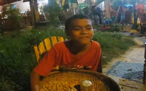 Clip bé bán rong hát 'Mưa thủy tinh' xúc động