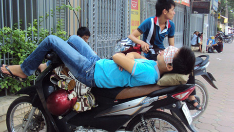 Mệt mỏi chợp mắt chờ buổi thi chiều