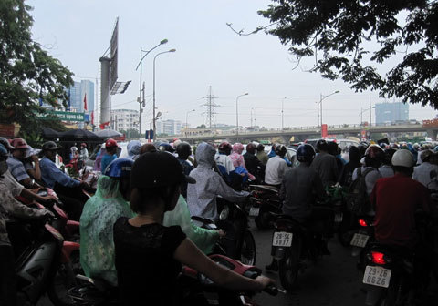 Tất tả rời Hà Nội sau buổi thi cuối