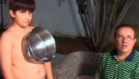 Gặp cậu bé hút kim loại như nam châm