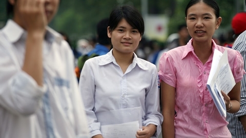 Bị phát hiện 'phao', nữ sinh vội vã nhảy lầu