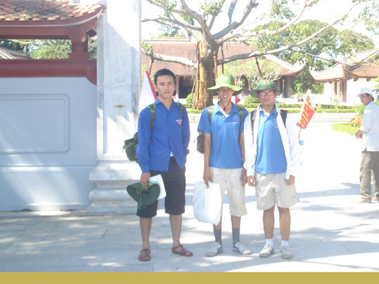 Ba chàng trai đi bộ 47 ngày từ Bắc vào Nam