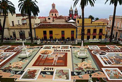 Bức tranh khổng lồ từ cát và hoa