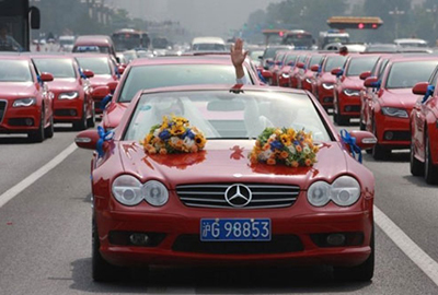 Ngỡ ngàng với dàn xe Audi A4 đón dâu đỏ rực