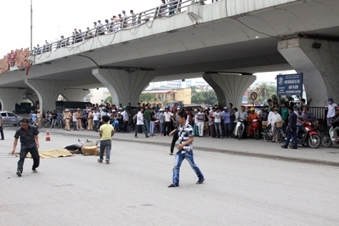 Hà Nội: Nam thanh niên bị xe tải chèn qua đầu