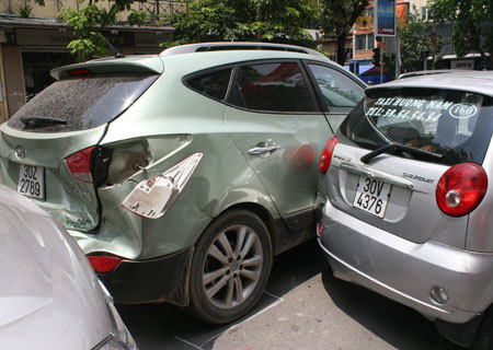 4 ôtô đâm nhau liên hoàn giữa phố Hà Nội