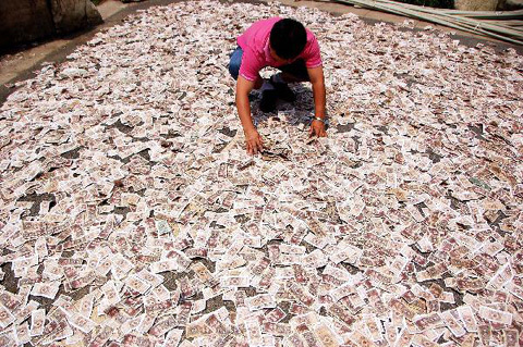 Người đàn ông TQ phơi tiền như phơi cá khô