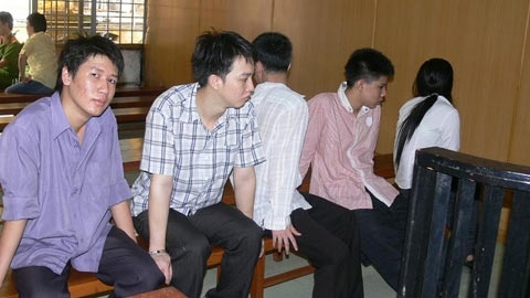 Thiếu nữ 17 tuổi và băng cướp “nhí”