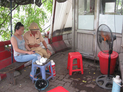 Thượng tá CSGT ngăn cô gái đòi tự tử