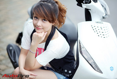 Ngắm thiếu nữ xinh như mộng bên Piaggio Zip 100