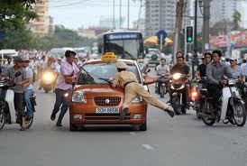 Một cảnh sát bị kéo lê trên đường Kim Mã