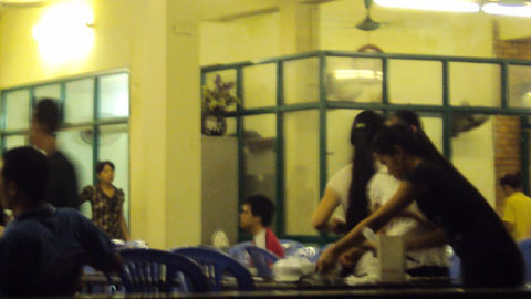 Chân dài tiếp thị và những 'va chạm' lạnh người