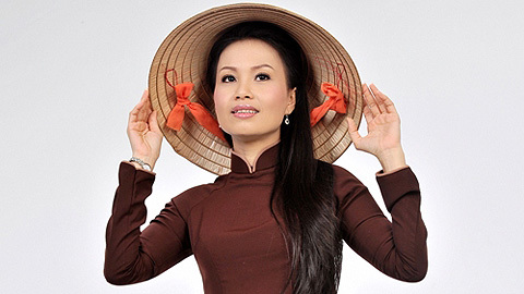 Cẩm Ly đằm thắm với áo dài, nón lá