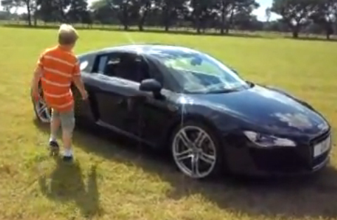 Cậu bé 11 tuổi 'làm xiếc' với Audi R8
