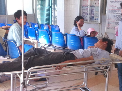 Va chạm nhỏ, lái xe buýt bị đánh dã man