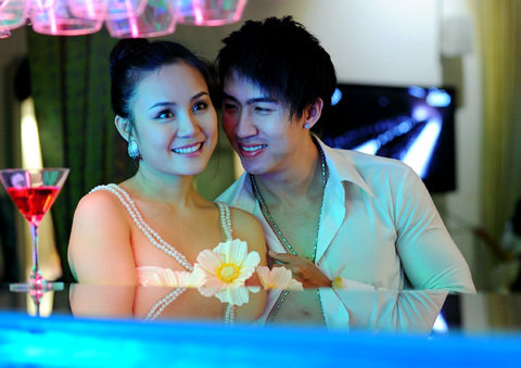 Vy Oanh vai trần nõn nà, gợi cảm