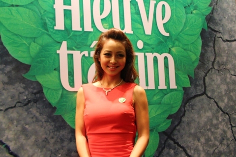 Jennifer Phạm xuất hiện cùng người đàn ông lạ
