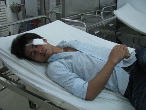 Đuổi việc 2 nhân viên giữ xe đánh thí sinh
