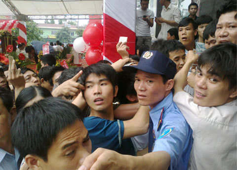 Hỗn loạn trong ngày khai trương siêu thị Pico