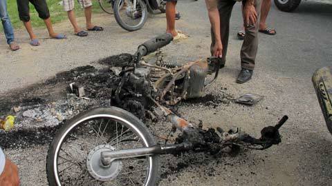 Dân bắt 'cẩu tặc', đốt cháy xe máy