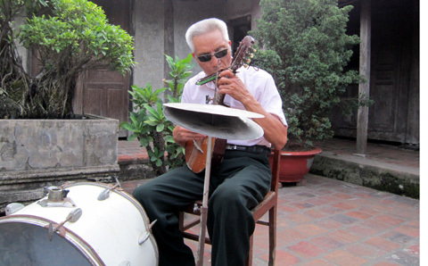 Người thương binh chơi một lúc 4 nhạc cụ