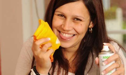 Kỳ dị bà bầu nghiện xi đánh bóng đồ đạc