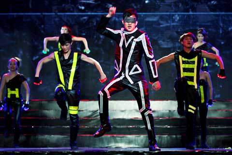 Dương Triệu Vũ bịt mắt làm siêu nhân